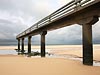 Drooggevallen aanlegsteiger op het strand bij Vierville-sur-Mer