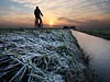 Fietser op de Hollandse Kade in de Winter