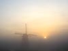 Molen bij Kinderdijk in de mist